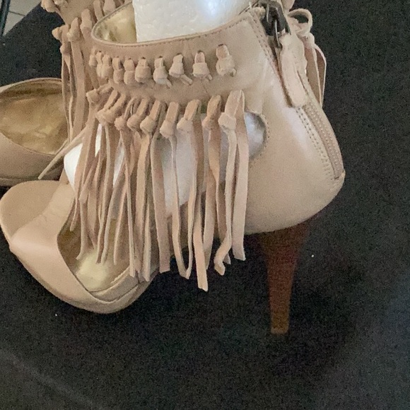 Women’s fringe ankle strap heels size 7.5 Tan color. - Picture 4 of 7